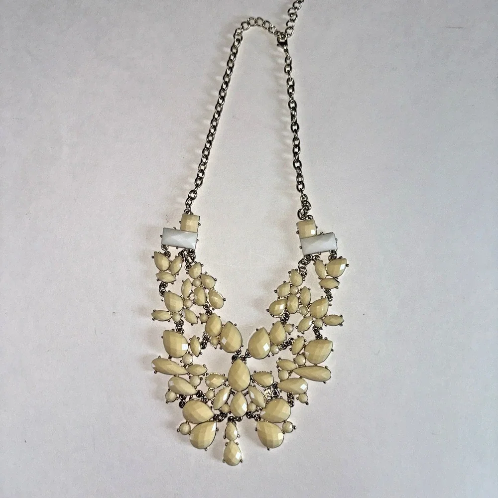 Unbranded Bib Statement Necklace Women OS Cream Gold Tone Excellent Cluster Bib